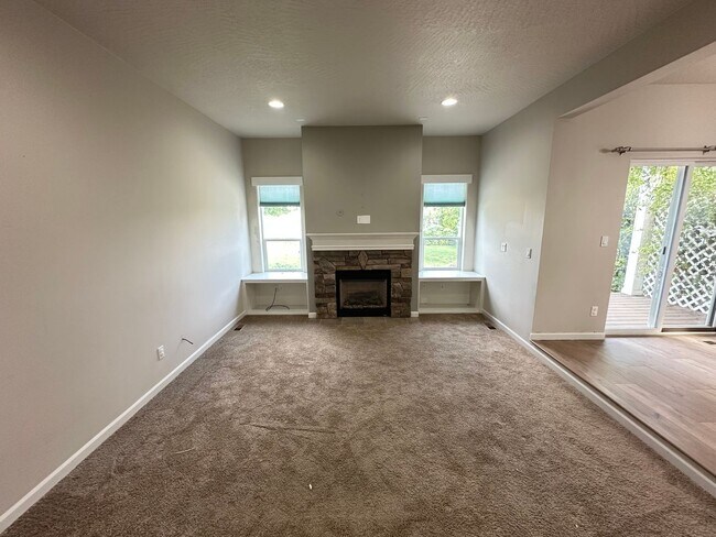 Building Photo - Cda Place Home