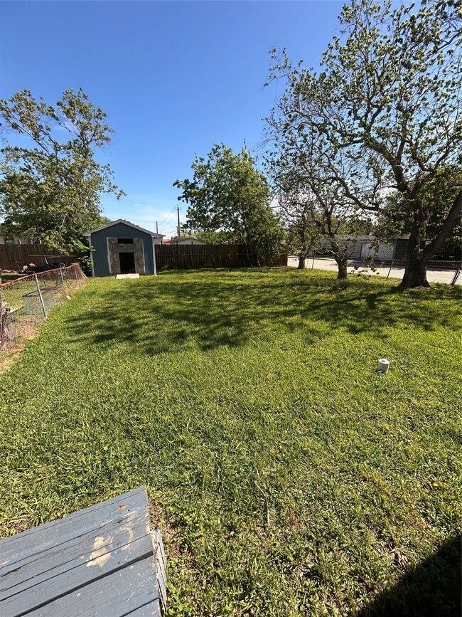 Building Photo - 1102 W 10th St