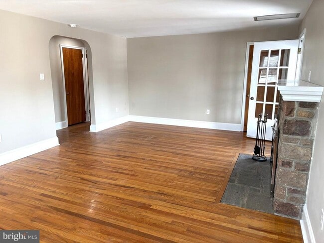 Building Photo - 659 N Main St