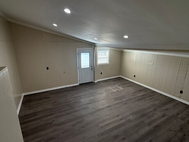 Building Photo - Fully Renovated 3-Bedroom, 1 Bathroom Home