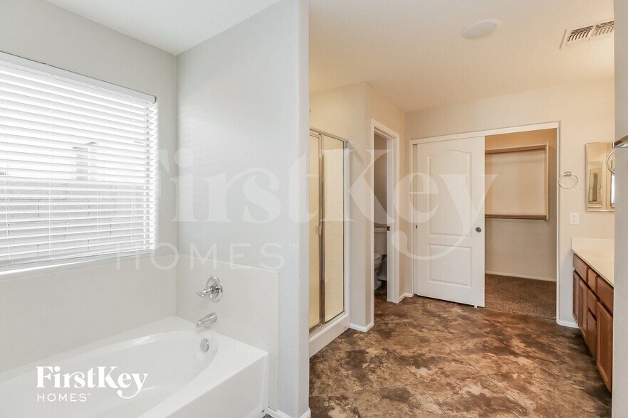 Building Photo - 2060 W Goldmine Mountain Dr