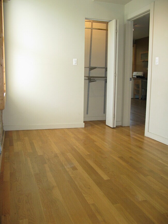 Building Photo - 3213 S Lituanica Ave