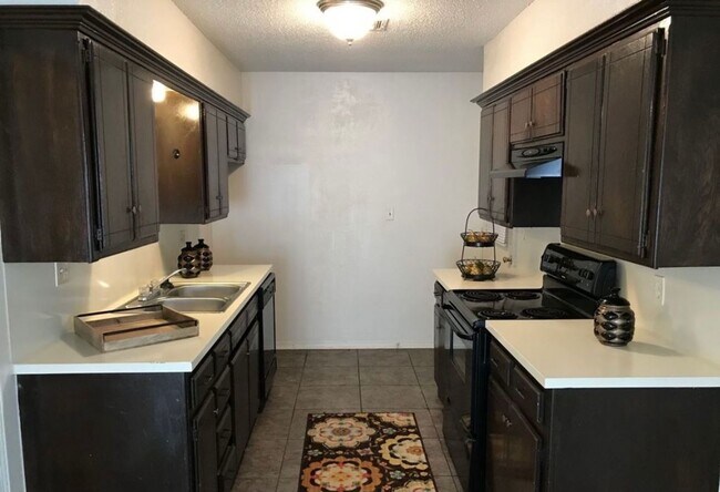 Building Photo - Cozy home near Sky Ranch Elementary!