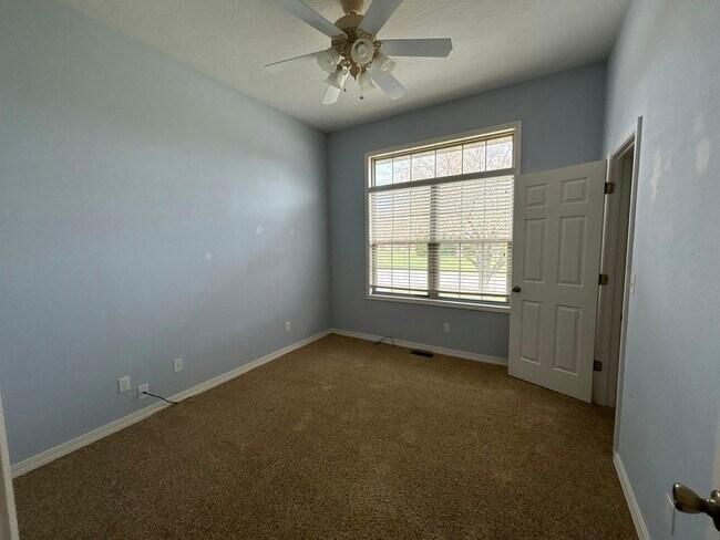 Building Photo - 812 E Spring Dr