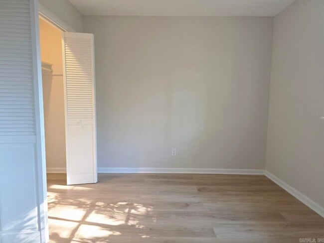 Building Photo - 5505 Crescent Dr