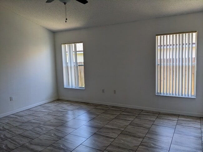 Building Photo - 246 Queen Mary Dr