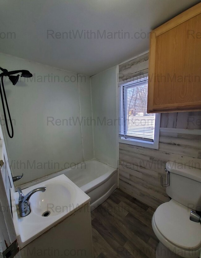 Building Photo - For Rent- Beautiful home in Evansdale! Pets Ok!