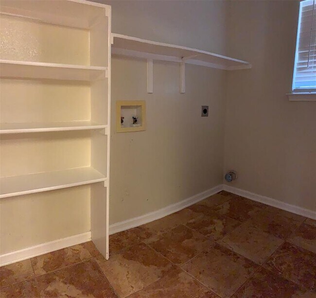 Building Photo - 305 Presidio Dr