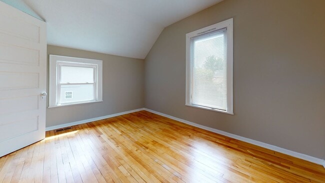 Building Photo - Affordable five bedroom house close to U o...