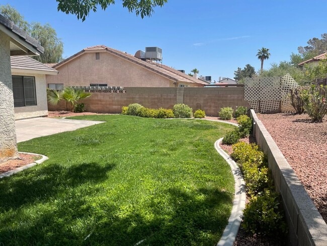 Building Photo - ***GORGEOUS SINGLE STORY BEAUTY IN THE HEA...