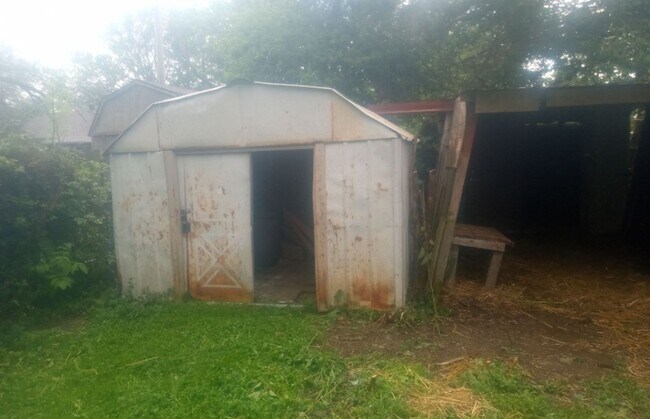 Building Photo - 3-BEDROOMS! - $390 Month / $600 Down