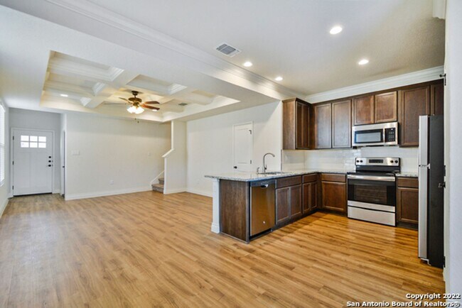 Building Photo - Stunning Duplex Located in New Braunfels, all appliances included!!