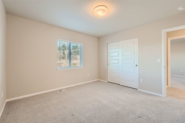 Building Photo - Stunning design and spacious floor plan ne...