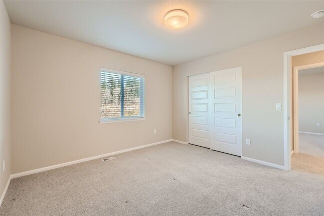 Building Photo - Stunning design and spacious floor plan nestled in the amazing Tahoma Ridge neighborhood.