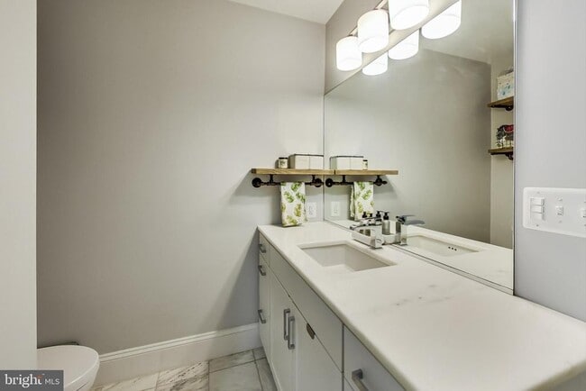 Building Photo - 819 D St NE