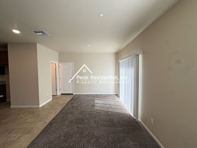 Building Photo - Spacious 4bd/2ba House - Gated Community