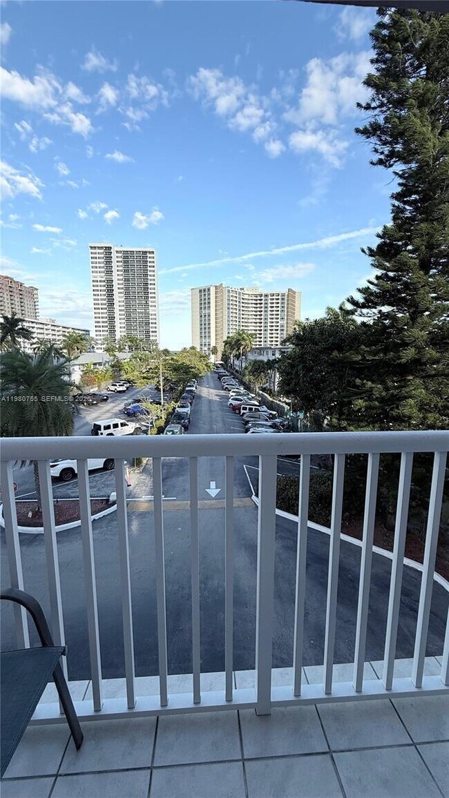 Building Photo - 3161 S Ocean Dr