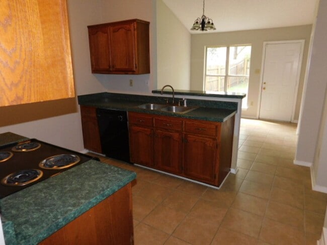 Building Photo - 1125 McGowan Dr