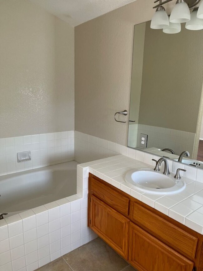 Building Photo - Nice 3 Bedroom home in Rancho Del Oro