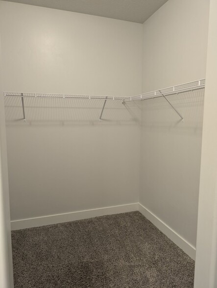 Building Photo - 357 750 N