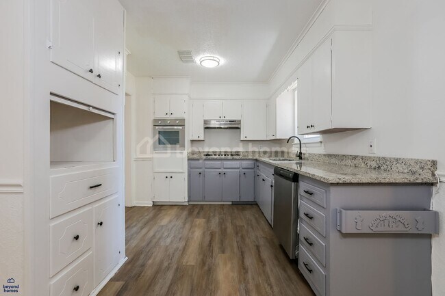 Building Photo - Charming Sherwood 3 BR Home with Fireplace & Big Yard