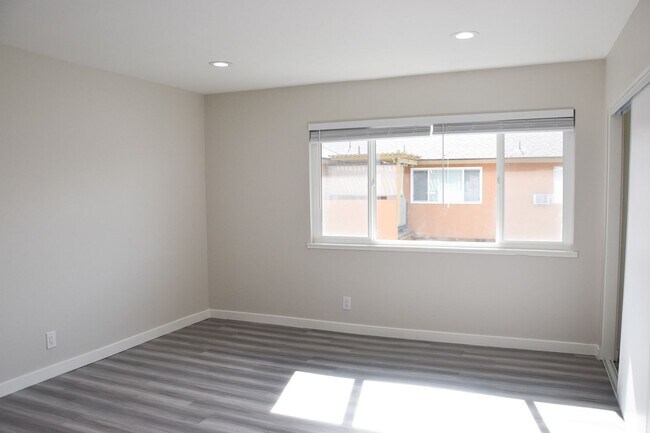Building Photo - Olive (815) North