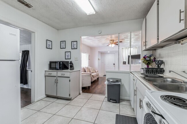 Microwave - 3333 Frances Ave