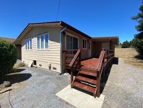 Building Photo - Private, Gated and Views -2 Bdm 2 Bath Gra...