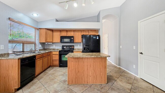 Building Photo - Close to I-10 and shopping in Goodyear!