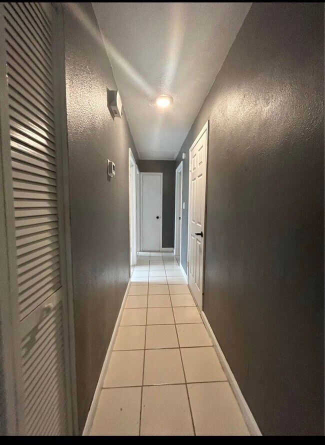 Building Photo - DeBary 3 Bedroom 1 Bath $1850.00 Month Call Carole Arcaro 386-216-4900 Deltona Lakes Realty