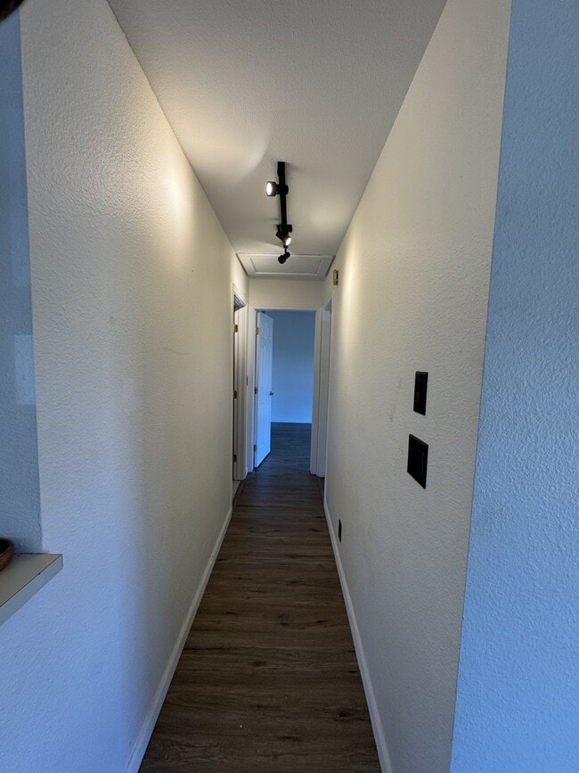 Building Photo - 140 Uwapo Rd