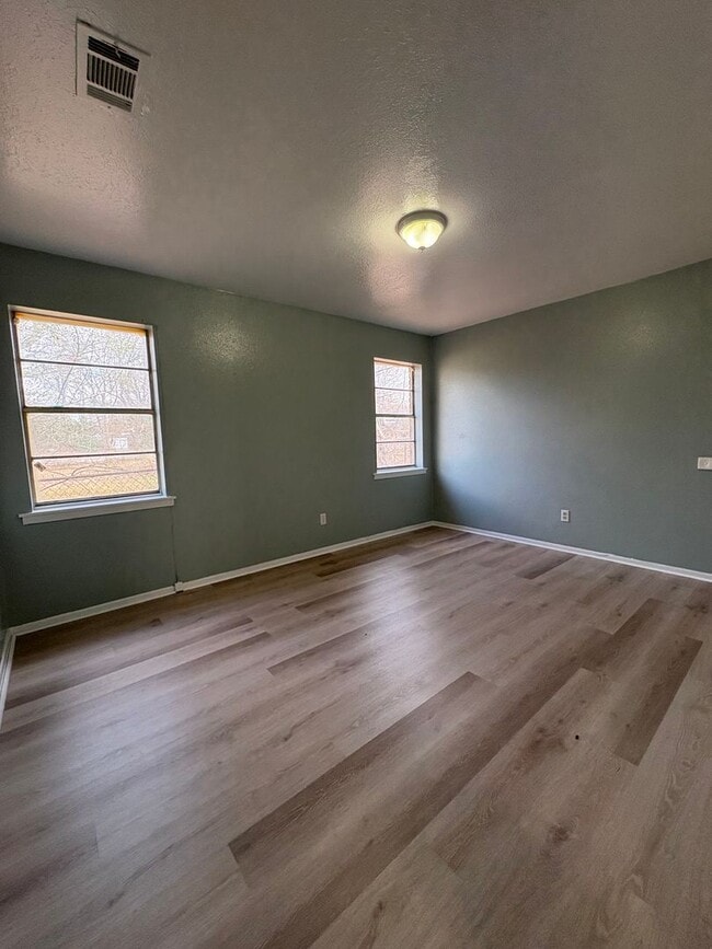 Building Photo - Very nice 3 bedroom/1 bath house with Central Air & Heat