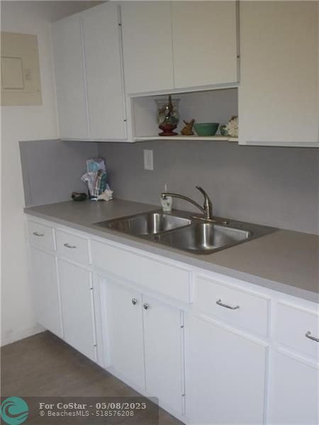 Building Photo - 420 NE 22nd Ave