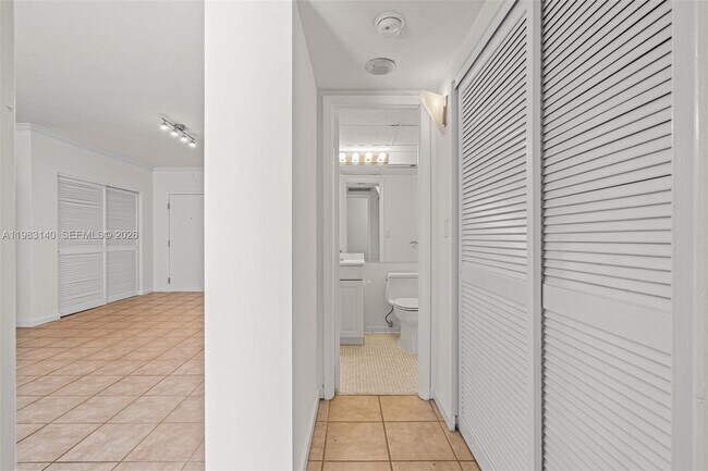 Building Photo - 90 Edgewater Dr