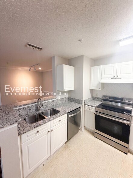 Building Photo - 18001 Richmond Pl Dr
