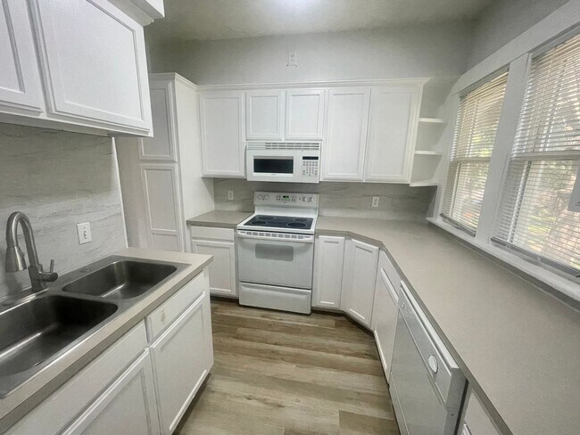 Building Photo - Spacious 4-bedroom, 2-bathroom home o