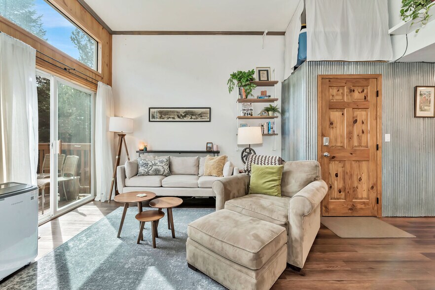 Building Photo - 3025 Columbine Dr