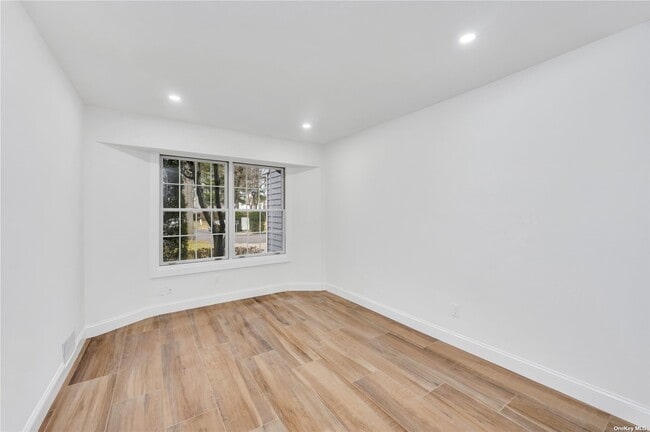 Building Photo - 141 Lakebridge Dr N