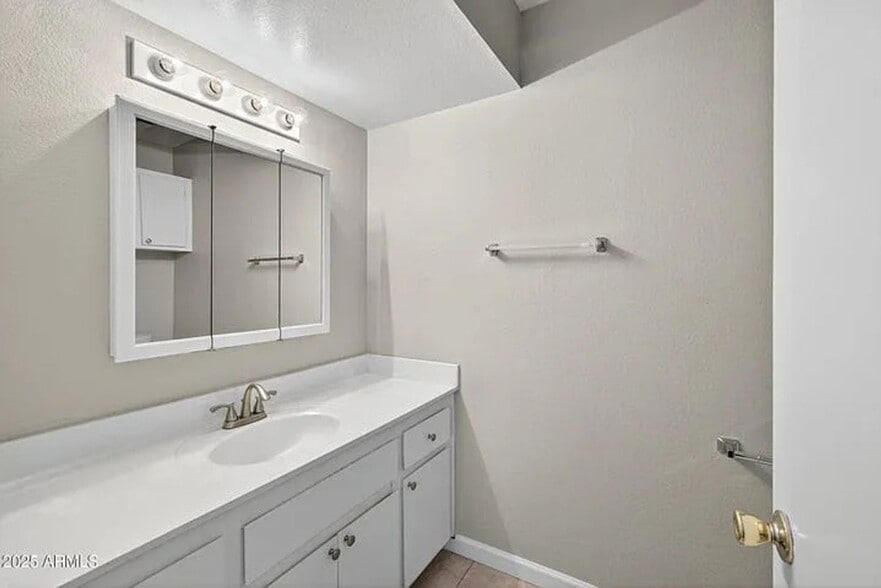 Building Photo - 860 E Brown Rd