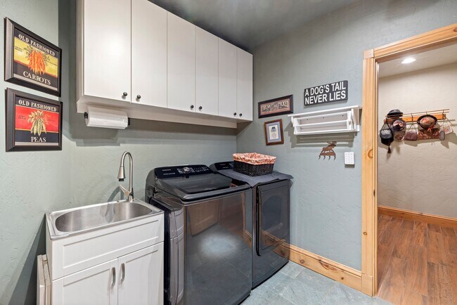 Building Photo - New to the market!  Log home in Frisco!  L...