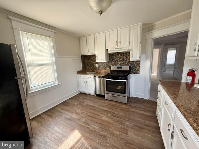 Building Photo - 404 W Broad St