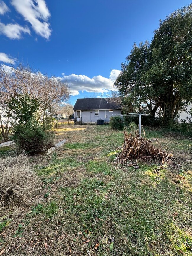 Building Photo - 3 Bed 1 Bathroom House with yard in Church...