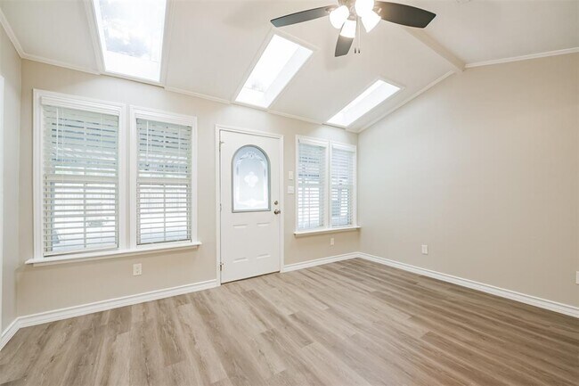 Building Photo - 433 Sunset Dr