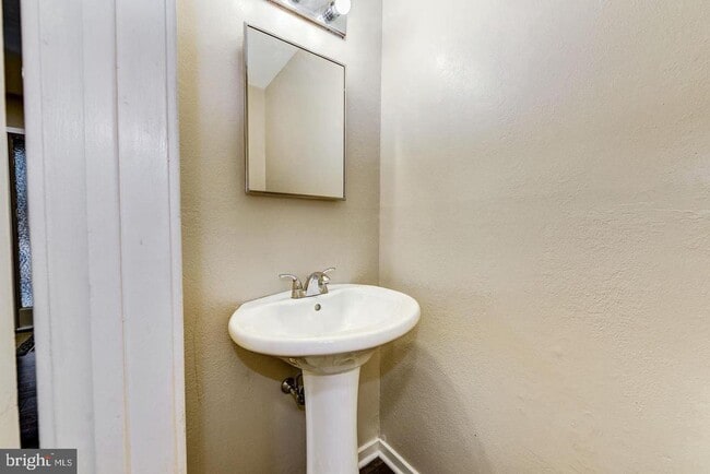 Building Photo - 215 Keats Ct