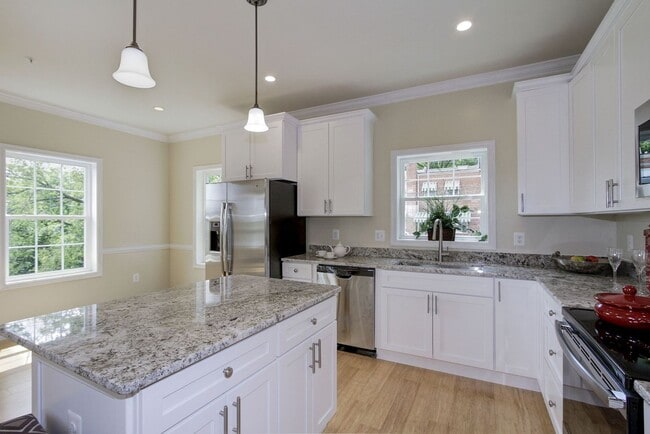 Building Photo - Gorgeous and Spacious Renovated 4br/3.5ba ...
