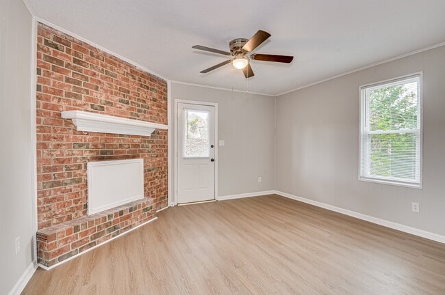 Building Photo - 208 Foxdale Dr