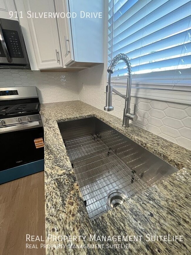 Building Photo - 911 Silverwood Dr