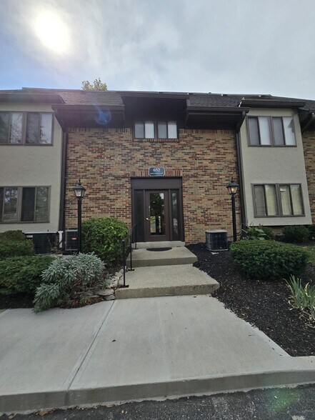 Front Entrance - 652 Olde Towne Ave