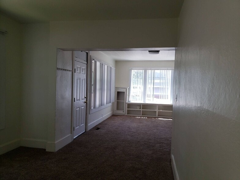 Building Photo - 515 NE Kamiaken St