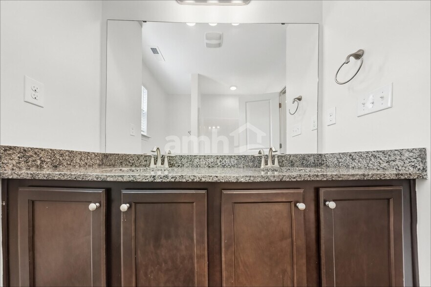 Building Photo - 165 Havenbrook Dr